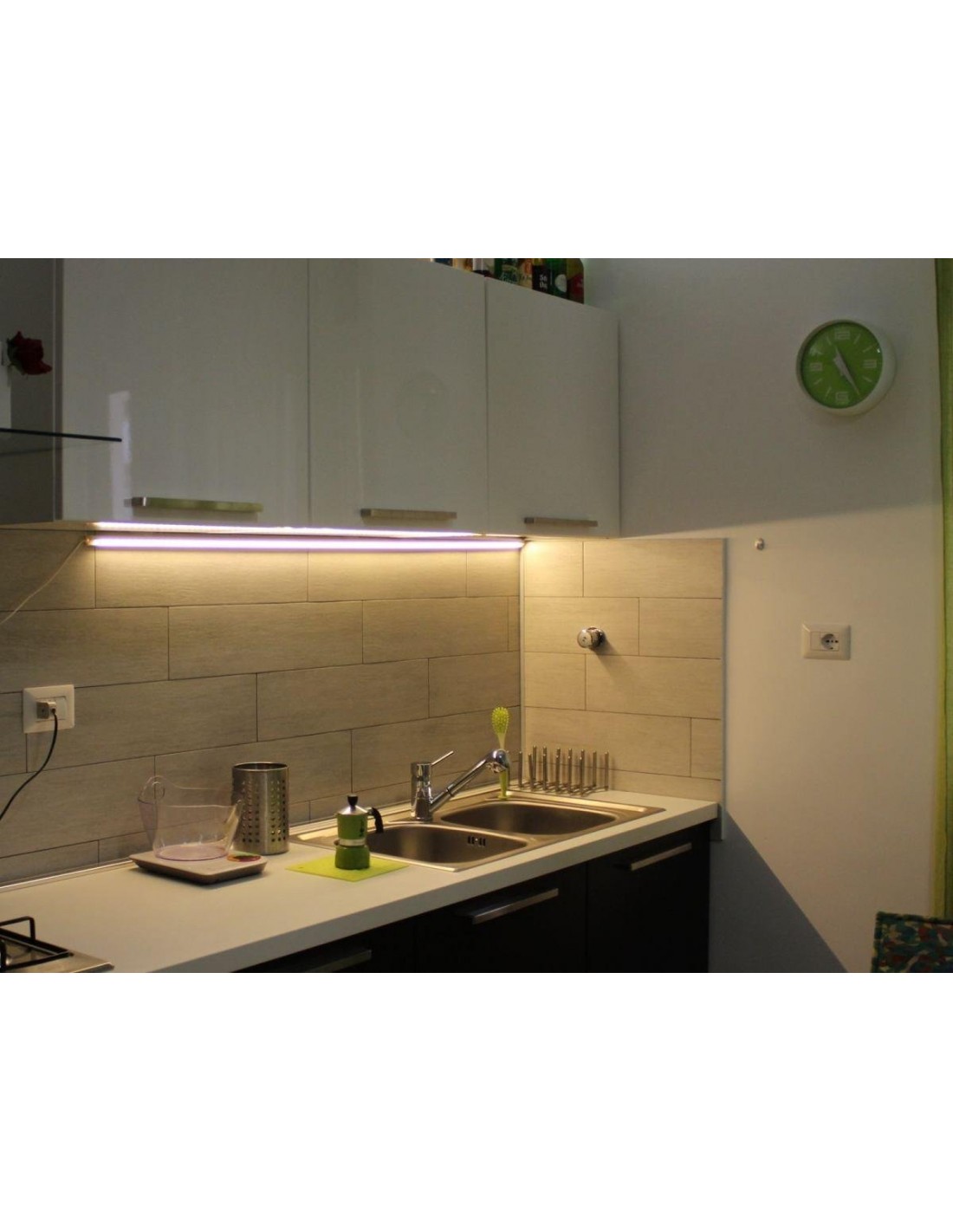 Illuminazione LED sotto pensile cucina. Realizzata della misura desiderata  con profilo a 45° …