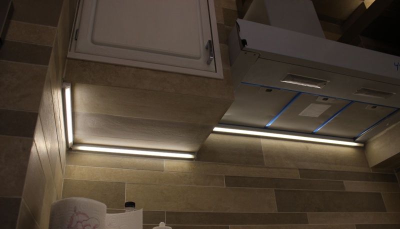 Come assemblare una barra LED sottopensile per cucina 